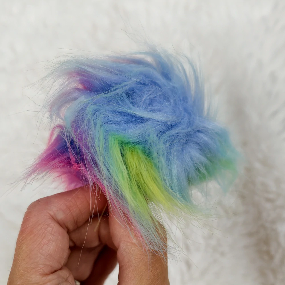 Duhová bambule na čepici, 7 cm