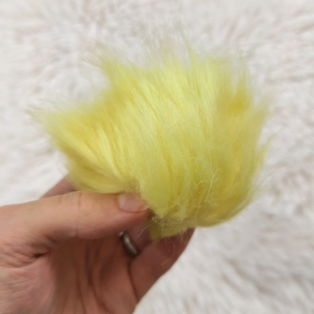 Žlutá bambule na čepici, 7 cm