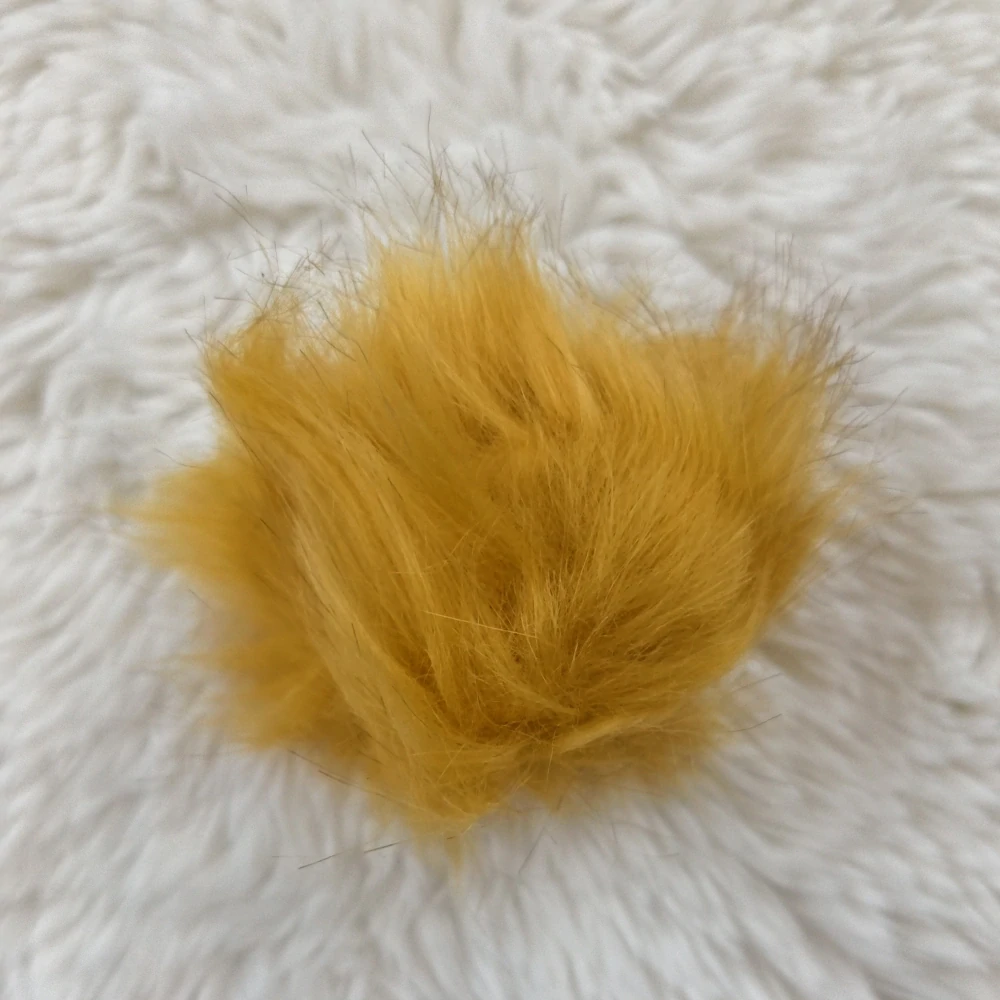 Okrová bambule na čepici, 7 cm