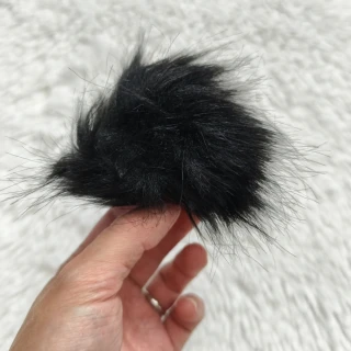 Černá bambule na čepici, 7 cm