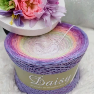 Kytice lásky – duhové klubíčko Daisy Monet v květinové krabičce